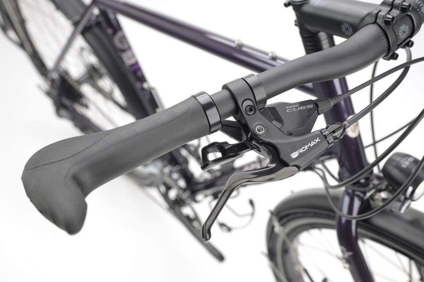Flat handlebar cockpit with brake lever on the Genesis Tour de Fer 30