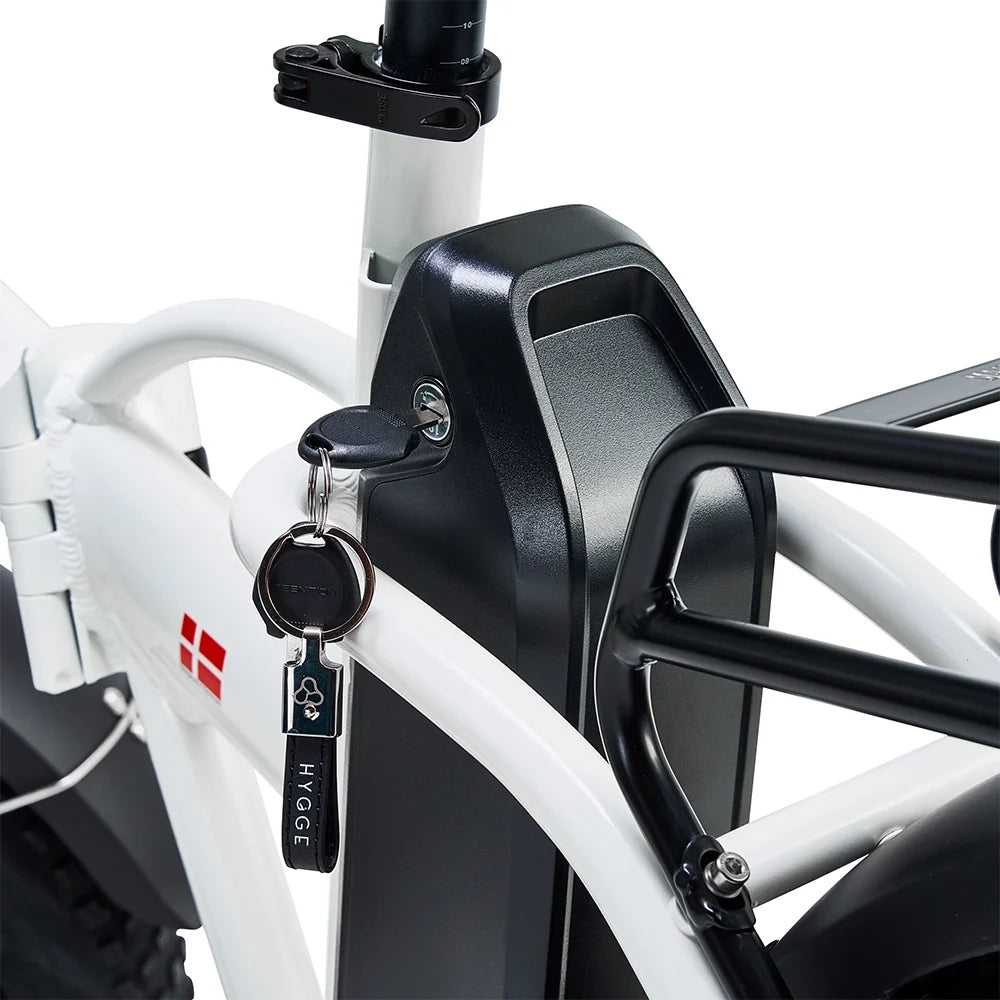 Integrated battery lock on the Hygge Vester 2026 in Heron White
